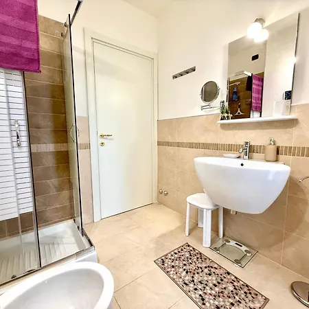 B&B Near The Old Town And City Center Of Ferrara - Private Parking Spot On The River - Amazing View Apartment