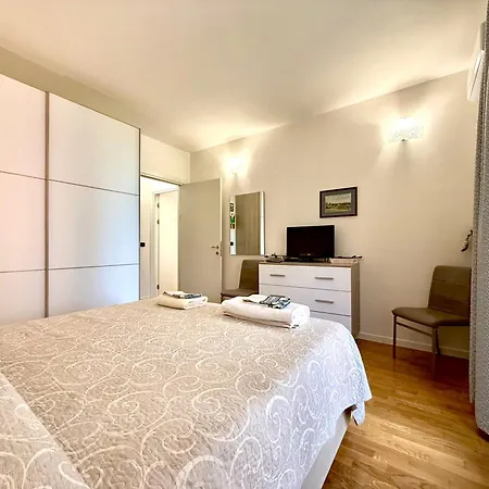 B&B Near The Old Town And City Center Of Ferrara - Private Parking Spot On The River - Amazing View Apartment *