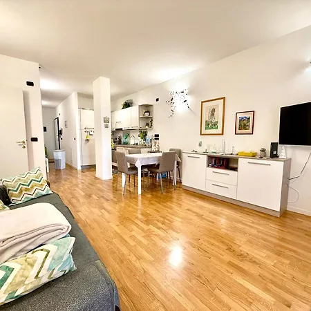 B&B Near The Old Town And City Center Of Ferrara - Private Parking Spot On The River - Amazing View Apartment *