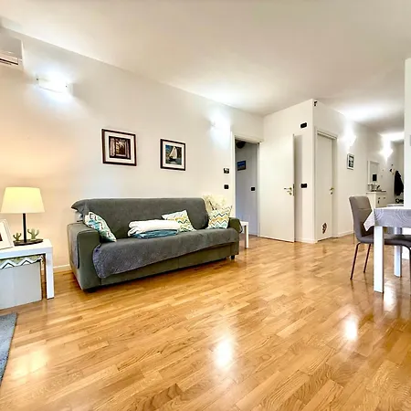 Near The Old Town And Center Of - Private Parking Spot On The River - Amazing View Apartamento Ferrara