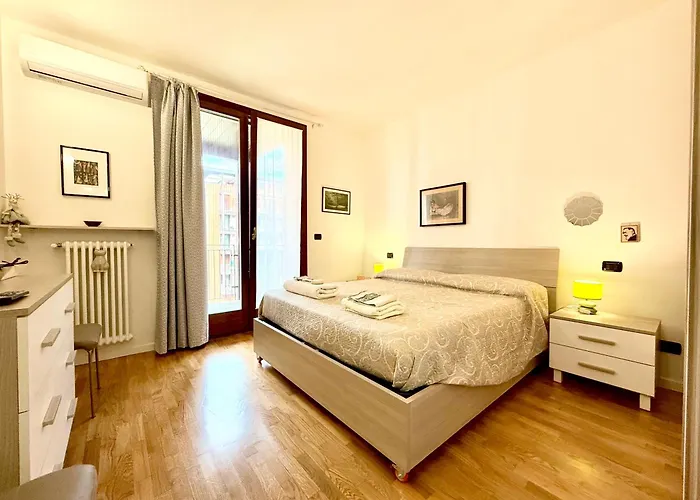 Near The Old Town And Center Of - Private Parking Spot On The River - Amazing View Apartamento Ferrara