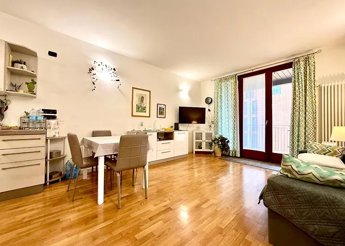 Near The Old Town And Center Of - Private Parking Spot On The River - Amazing View Apartamento Ferrara