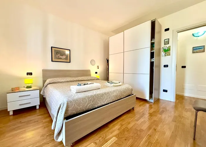 Near The Old Town And Center Of - Private Parking Spot On The River - Amazing View Apartamento Ferrara
