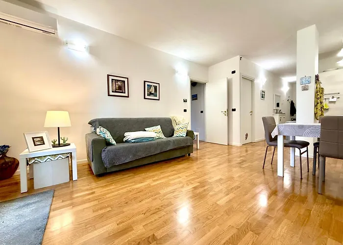 Near The Old Town And Center Of - Private Parking Spot On The River - Amazing View Apartamento Ferrara